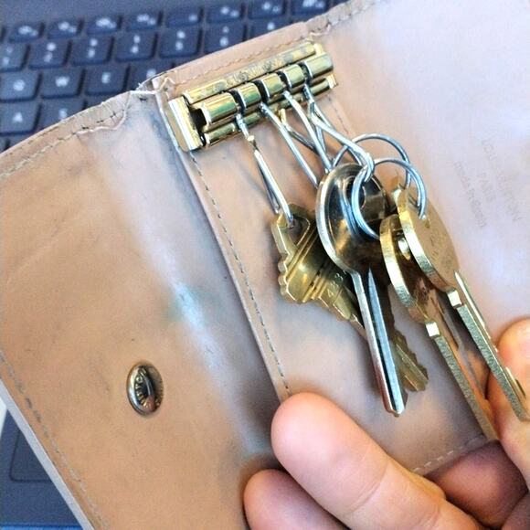 Louis Vuitton Vernis Key Case Holder Yellow 4 Hooks Monogram Luxury Vintage - Picture 10 of 12